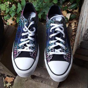 CONVERSE SNEAKERS (WOMEN'S 8) NEW